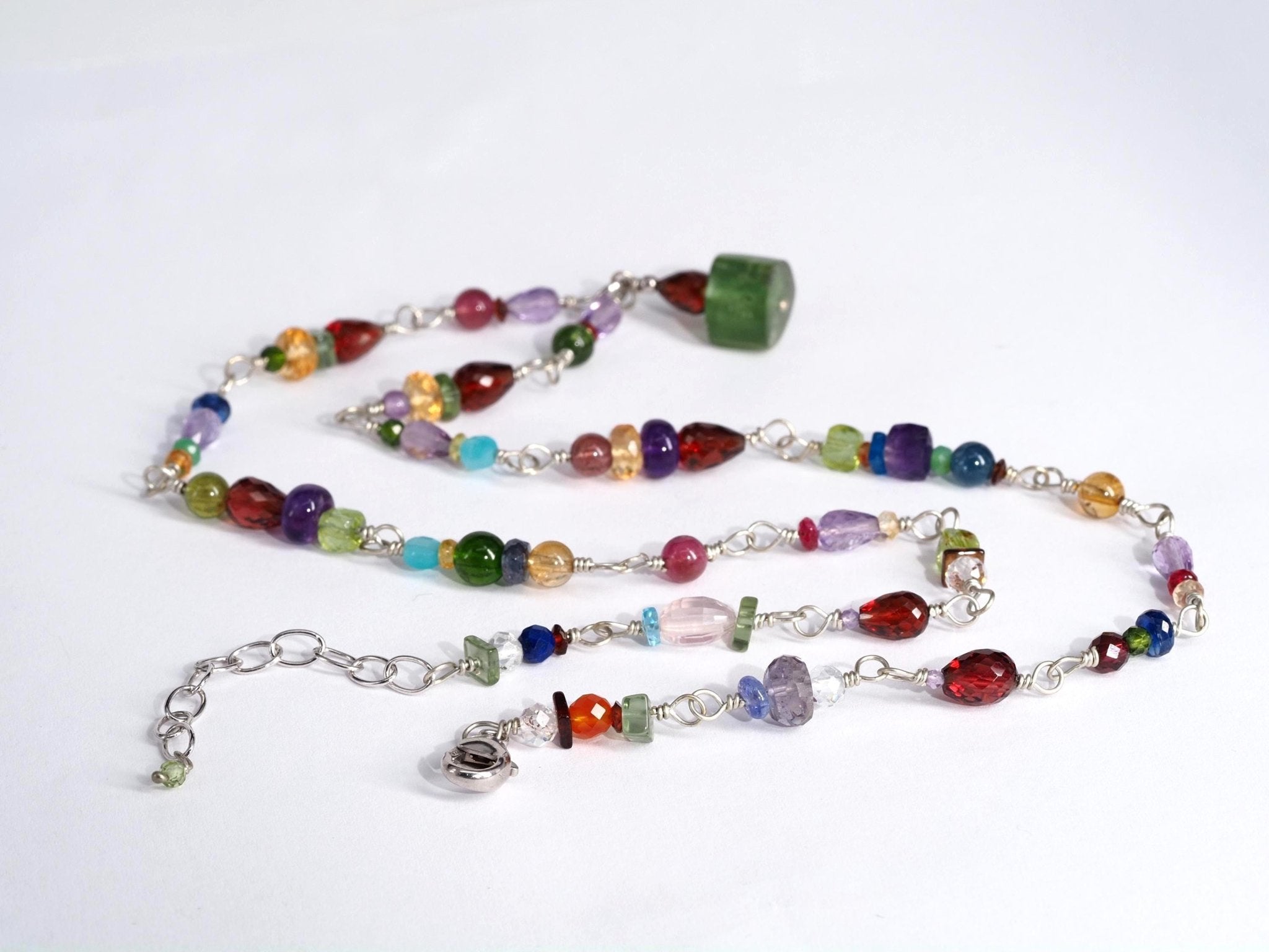 Turmalin Kette Silber – Farbenfrohe Rosenkranz Edelsteinkette mit grüner Turmalin - Spitze, handgefertigtes Einzelstück