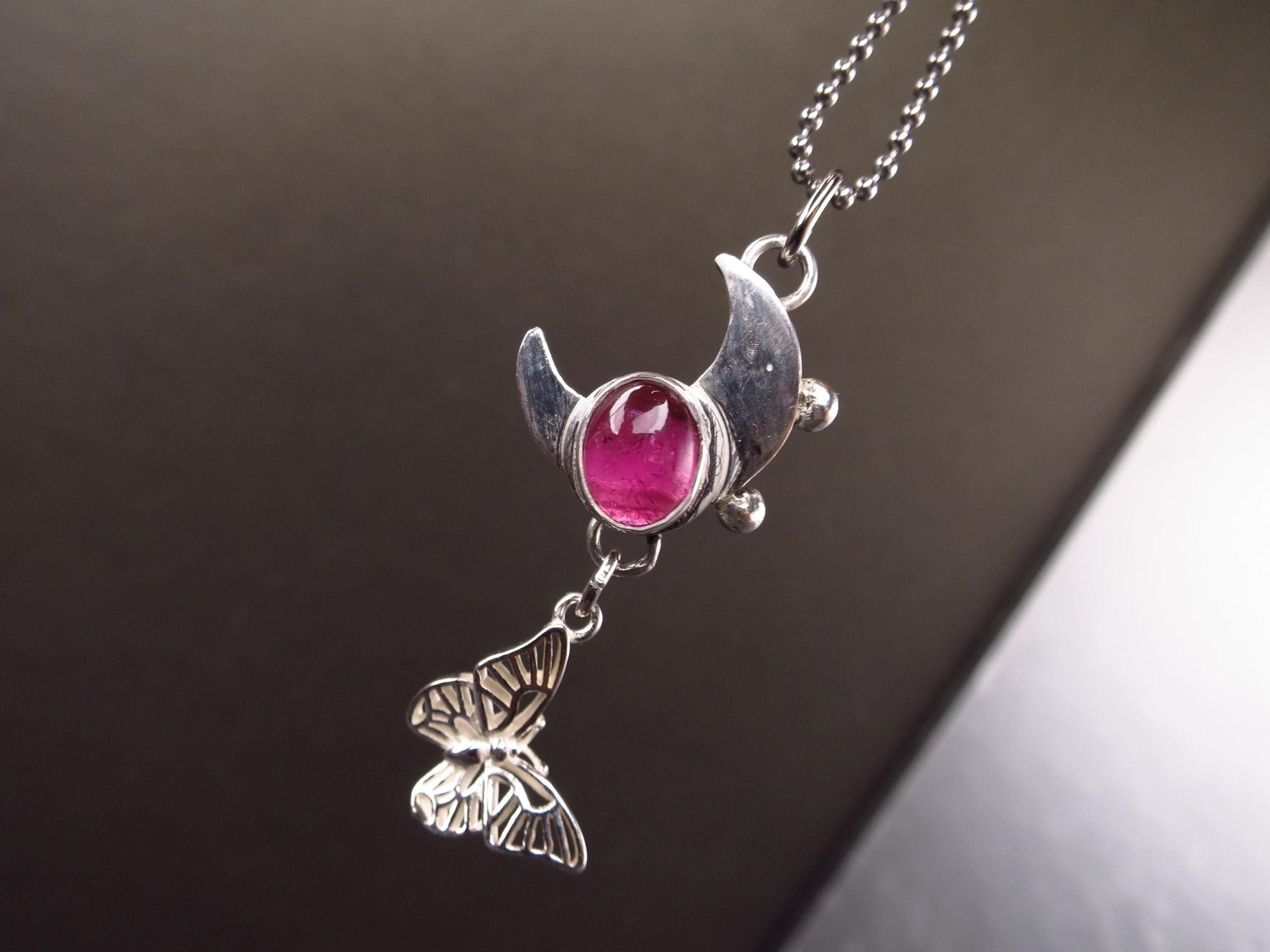 Turmalin Silber Anhänger Mond Rubellit Anhänger Kette Turmalin Collier Silber Turmalin Pink Unikat Mond Schmuckanhänger Biene Edelstein